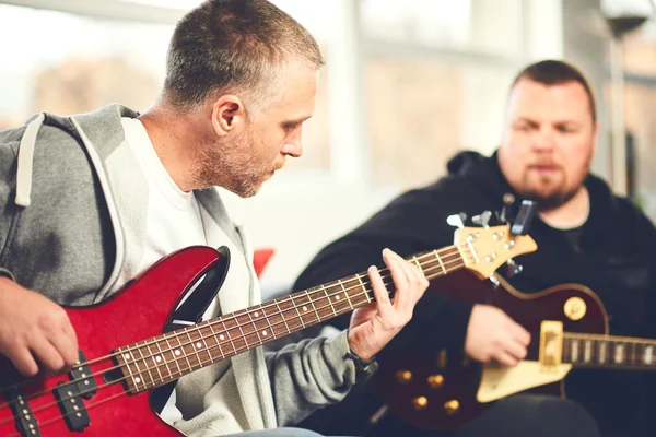 Lección de bajo y guitarra eléctrica — Foto de Stock