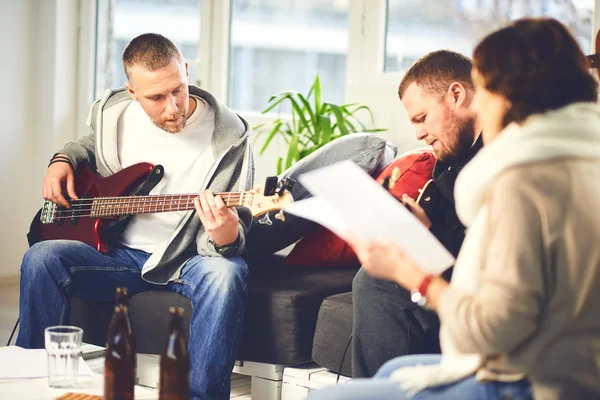 Thuisband samen nieuw lied leren — Stockfoto