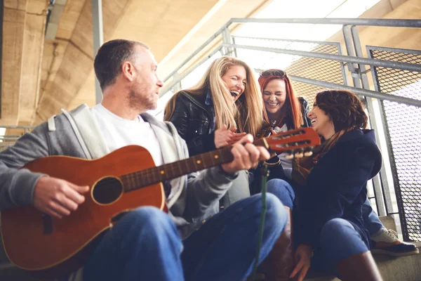 Šťastný skupina přátel se těší hraje kytara a zpěv toget — Stock fotografie