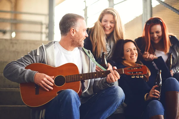 Gelukkig groep vrienden genieten van het spelen van gitaar en zingen toget — Stockfoto