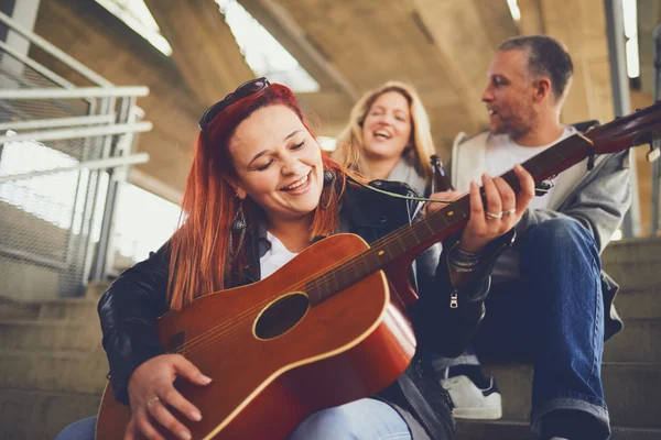 Gelukkig groep vrienden genieten van het spelen van gitaar en zingen toget — Stockfoto