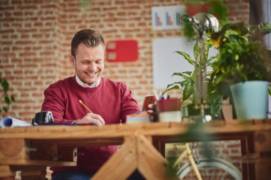 Modern ofis genç adam