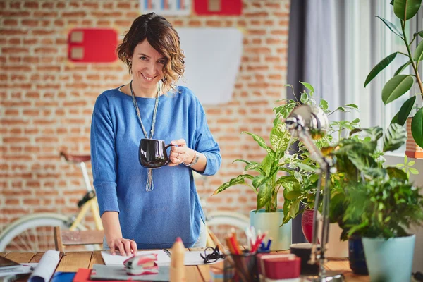 Vrouw werkzaam in modern kantoor — Stockfoto