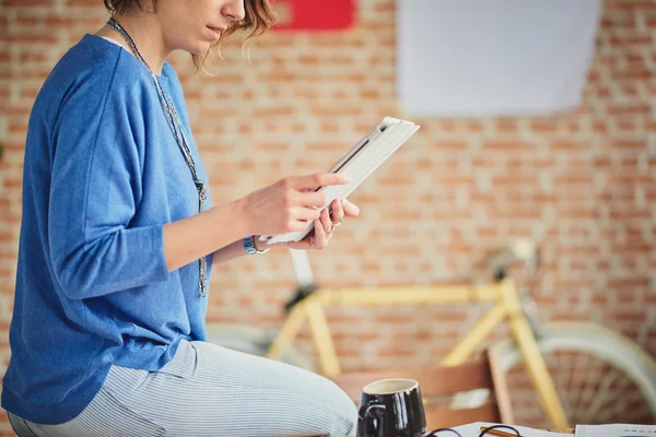 Femme travaillant dans un bureau moderne — Photo