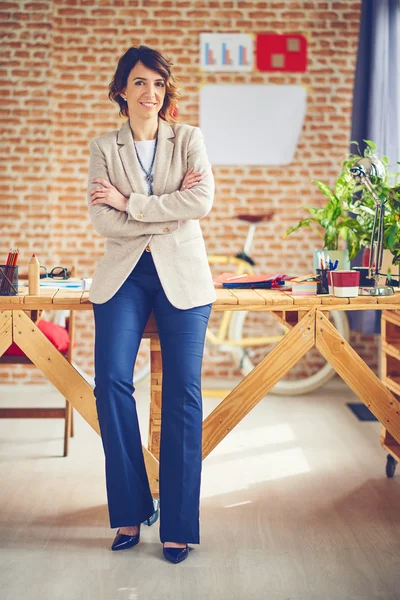 Elegante zakenvrouw bij moderne kantoor — Stockfoto