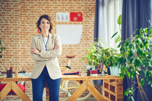 Elegante zakenvrouw bij moderne kantoor — Stockfoto