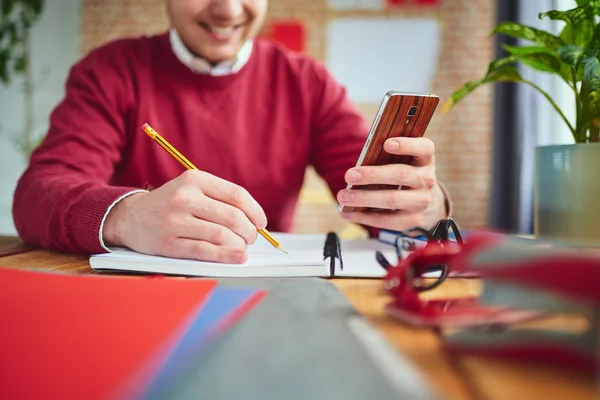 Joven en la oficina moderna — Foto de Stock