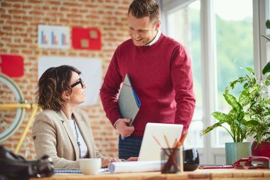 İki genç insanlar Toplantı