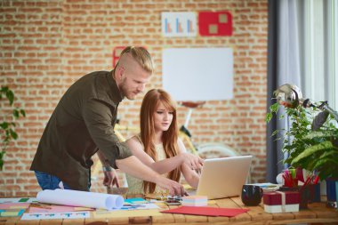 İnsanlar bir şey tartışırken modern ofis