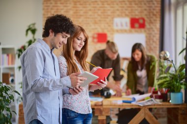 İnsanlar bir şey tartışmak toplantı üzerinde