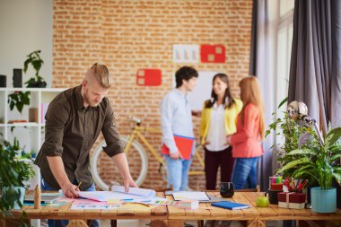 İnsanlar bir şey tartışmak toplantı üzerinde