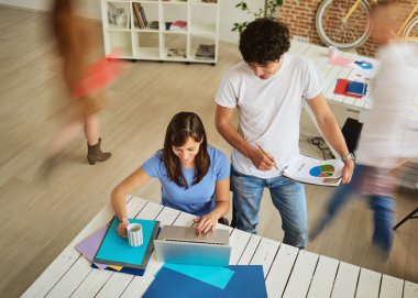 İnsanlar bir şey tartışmak toplantı üzerinde