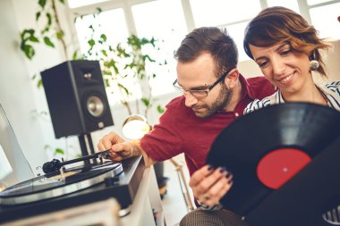 Mutlu genç çift müzik kapalı 