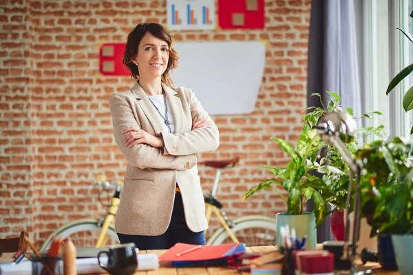 Elegant forretningskvinne på jobben – stockfoto