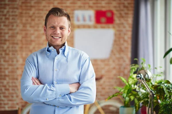 Jonge man in moderne kantoren — Stockfoto