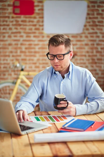 Joven en la oficina moderna — Foto de Stock