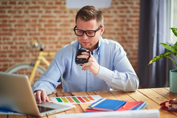 Joven en la oficina moderna — Foto de Stock