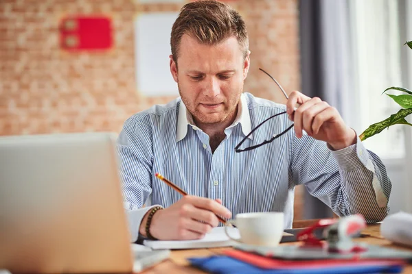 Jonge man in moderne kantoren — Stockfoto