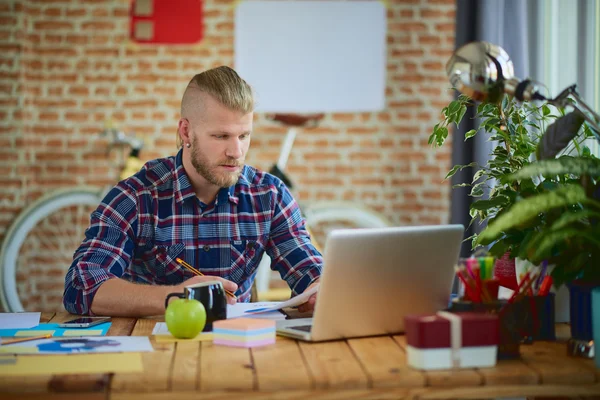 Hombre hipster con estilo en la oficina moderna — Foto de Stock