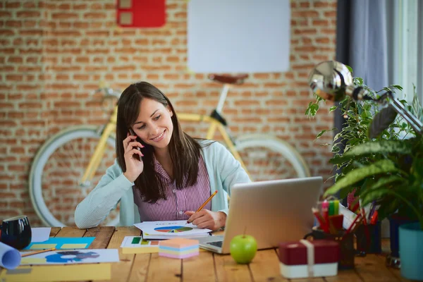 Feliz joven mujer de negocios en la oficina moderna trabajando — Foto de Stock