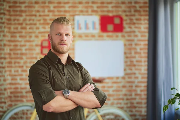 Stijlvolle hipster man in moderne kantoren — Stockfoto