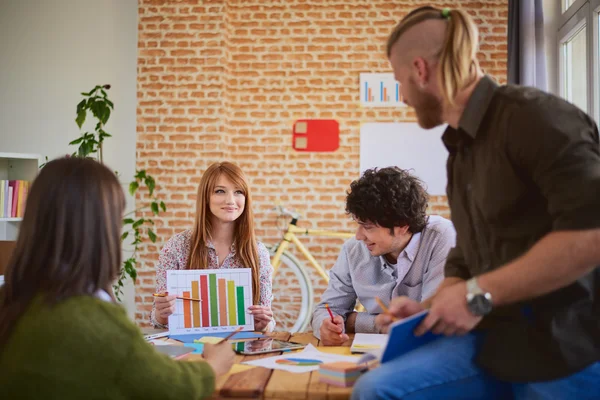 Menschen, die sich treffen und etwas diskutieren — Stockfoto