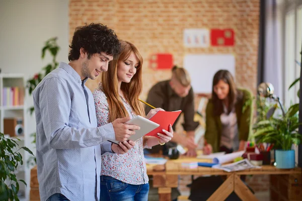 People on meeting discussing something — Stock Photo, Image