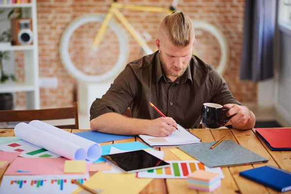 Stilvoller schöner Mann im modernen Büro — Stockfoto