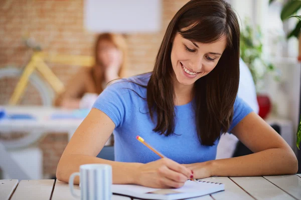 Gelukkig jonge zakenvrouw in het moderne kantoor — Stockfoto