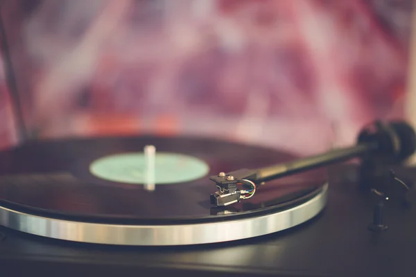 Record player spinning the disc with music — Stock Photo, Image