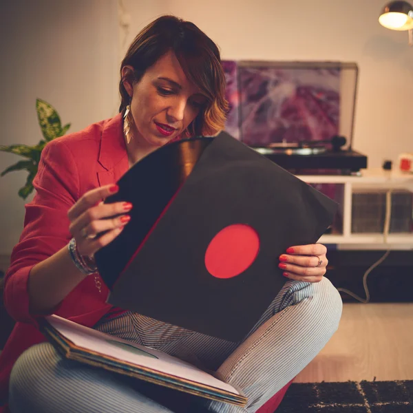 Femme écoute vinyle à la maison . — Photo