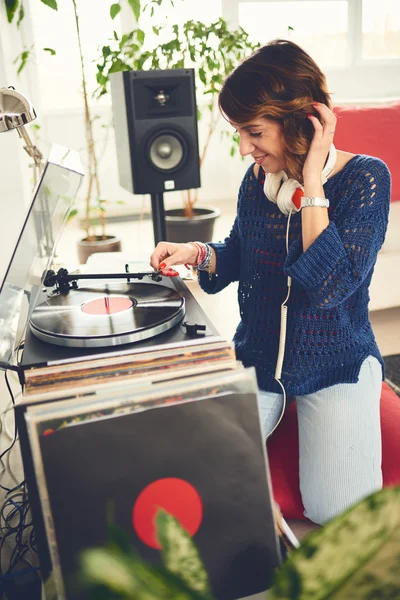 Mujer escuchando vinilo —  Fotos de Stock