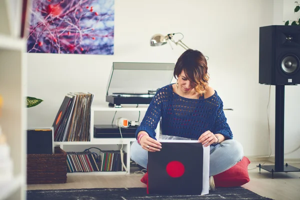 Kadın dinleme vinil