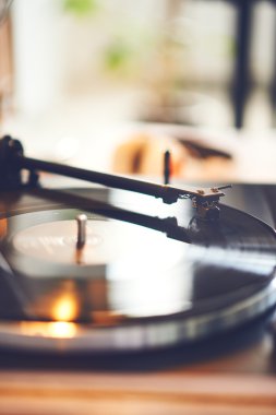 Plak çalar CD 'yi müzikle çeviriyor