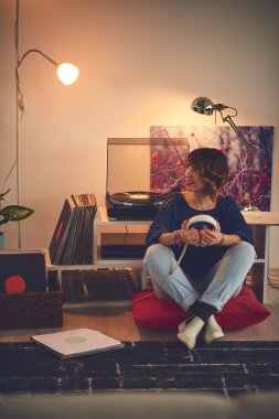 Kadın dinleme vinil evde.