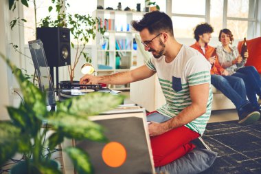 Müzik dinlerken arkadaş grubu 