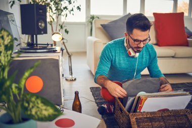 Oynamak için sonraki vinil kayıt seçme erkek 