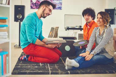 Müzik dinlerken arkadaş grubu 