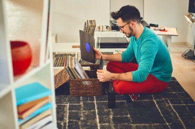 Oynamak için sonraki vinil kayıt seçme erkek 