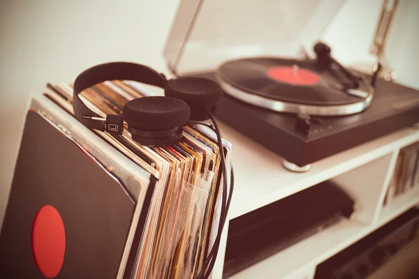 Analog Stereo Turntable Vinyl Record Player. — Stock Photo, Image