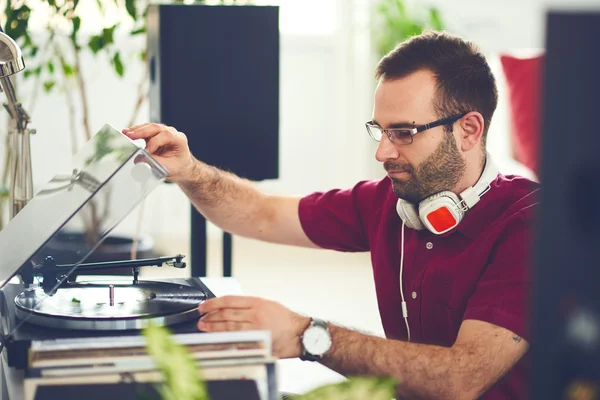 Hombre eligiendo el próximo disco de vinilo para reproducir —  Fotos de Stock