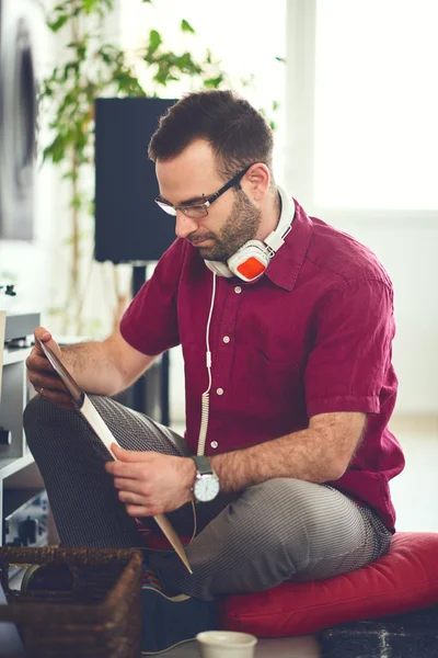 Hombre eligiendo el próximo disco de vinilo para reproducir —  Fotos de Stock