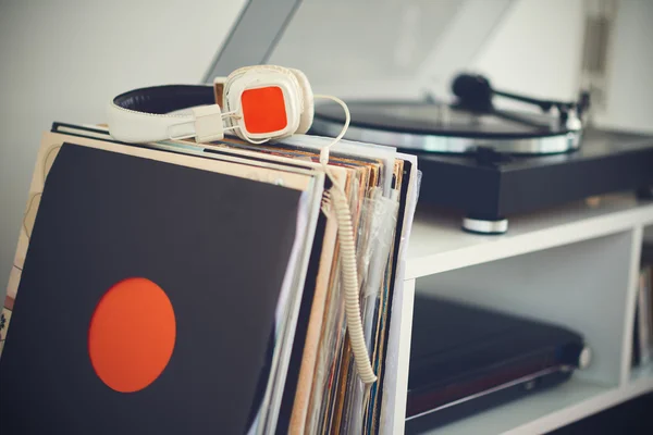 Jogador de vinil de mesa giratória estéreo analógico — Fotografia de Stock