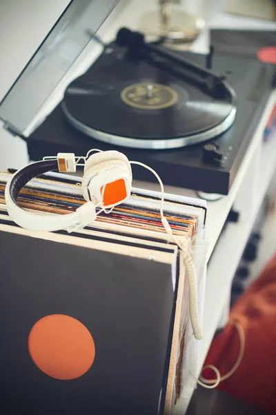 Jogador de vinil de mesa giratória estéreo analógico — Fotografia de Stock