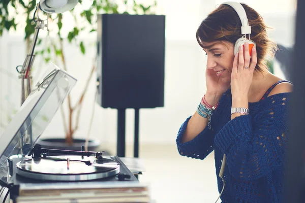 Mujer escuchando vinilo — Foto de Stock