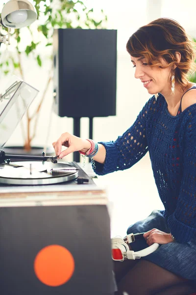 Mujer escuchando vinilo — Foto de Stock