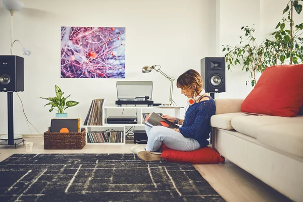 Mujer escuchando vinilo —  Fotos de Stock