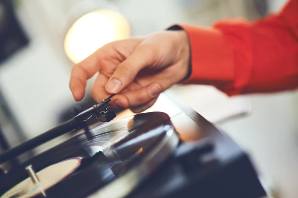 Record player spinning the disc with music — Stock Photo, Image