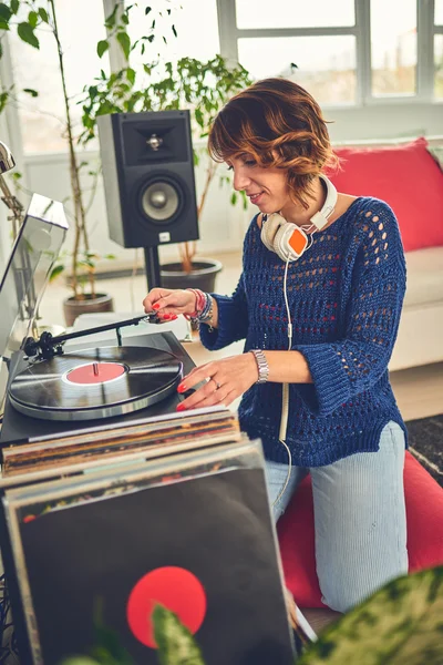 Mujer escuchando vinilo — Foto de Stock