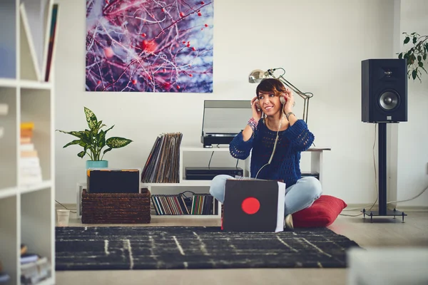 Mujer escuchando vinilo —  Fotos de Stock